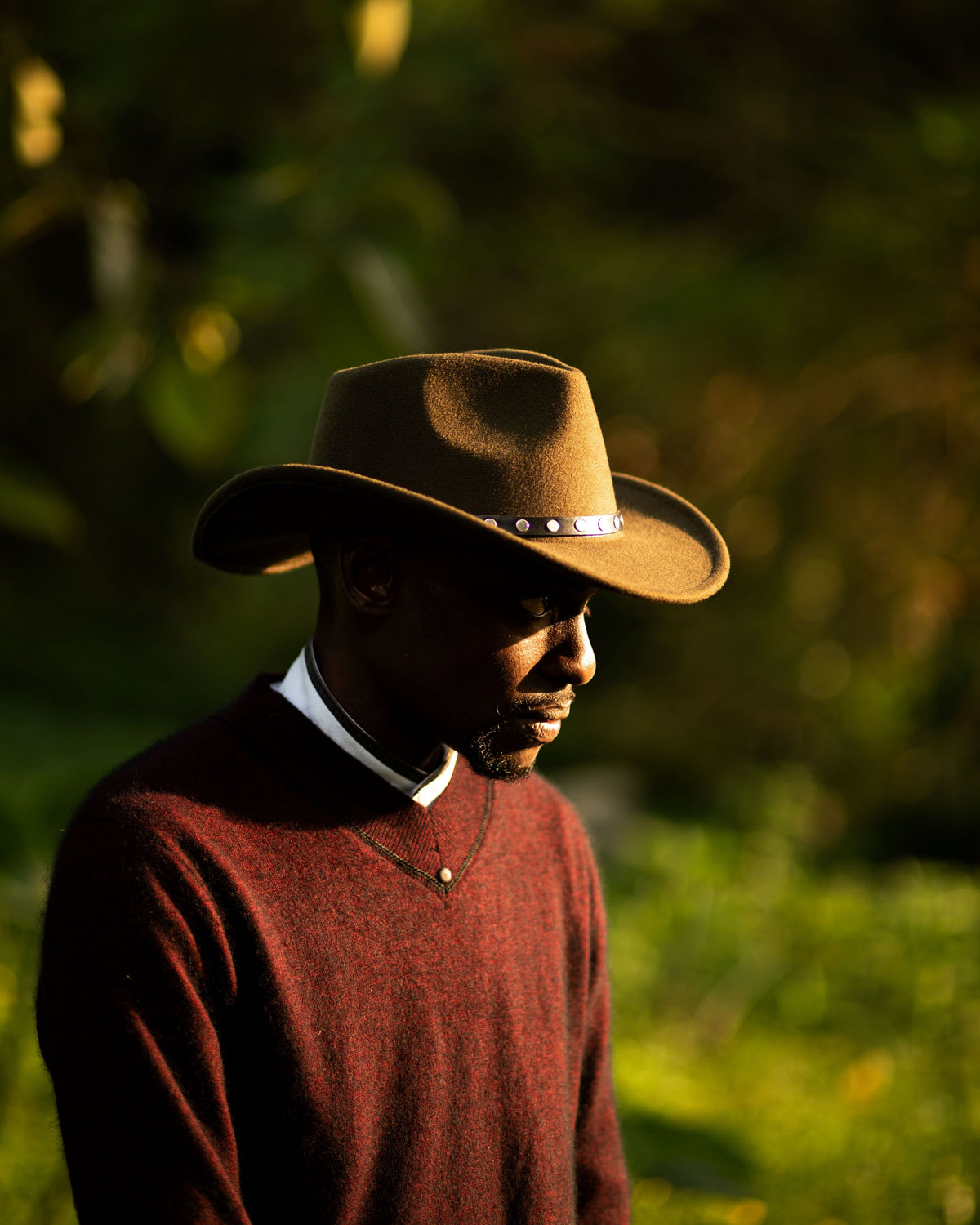 Silhouette en tenue western du quotidien, chapeau et jean brut
